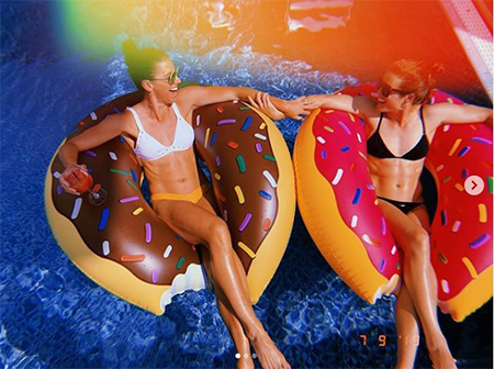 アレックス・モーガンがW杯優勝で華麗なビキニの水着姿公開