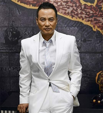 香港の人気スター、サイモン・ヤムがステージ上で暴漢に刺される