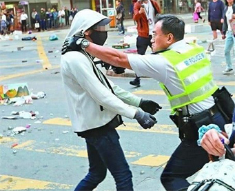 香港警察は殺人鬼　周庭氏ツイッターで告発