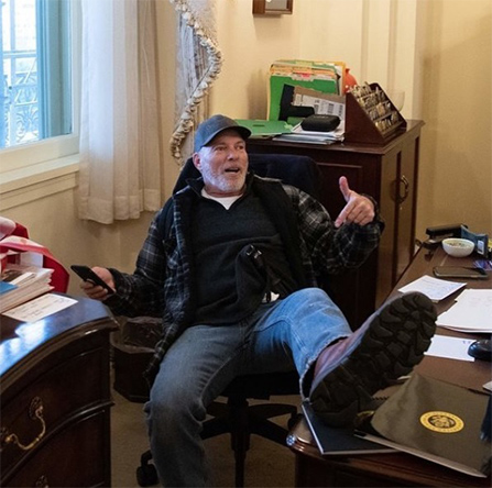 米議事堂乱入事件でペロシ下院議長室を乗っ取った男逮捕   ツイッター、トランプ大統領のアカウント永久停止
