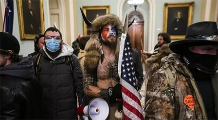 ジャミロクワイにそっくりの議事堂乱入男逮捕　FBIに自ら電話して犯行アピール
